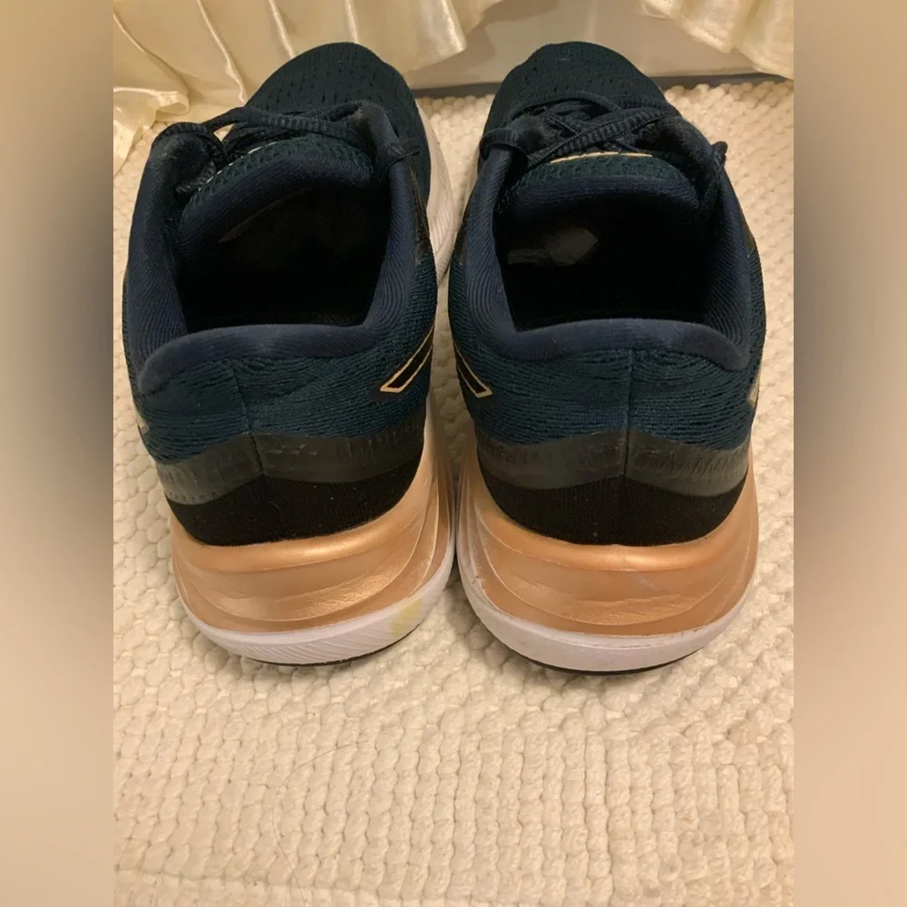 ASICS - Picture 6 of 10